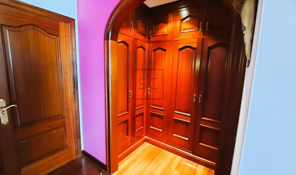 Amplio piso con ascensor, garaje y trastero en narón