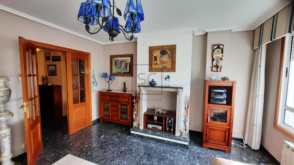 Amplio piso con ascensor, garaje y trastero en narón