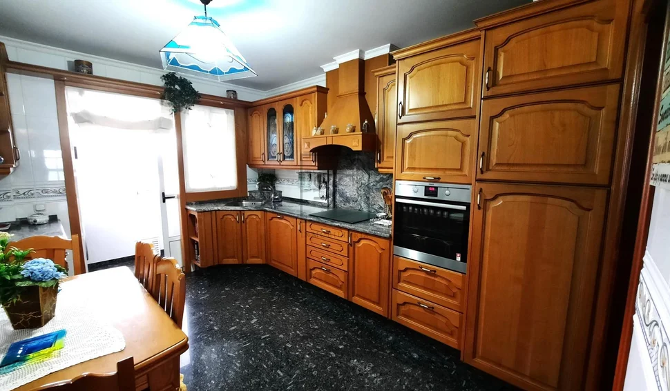 Amplio piso con ascensor, garaje y trastero en narón