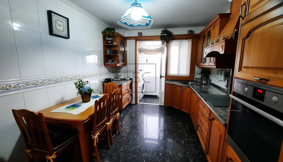 Amplio piso con ascensor, garaje y trastero en narón