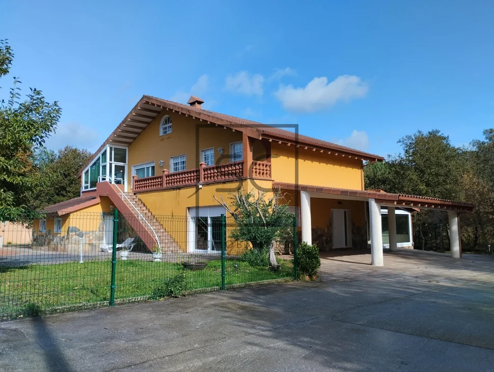 Casa con terreno y piscina