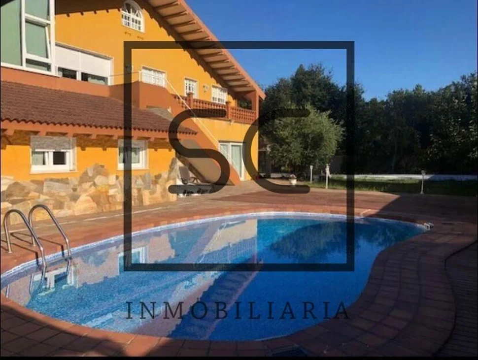 Casa con terreno y piscina