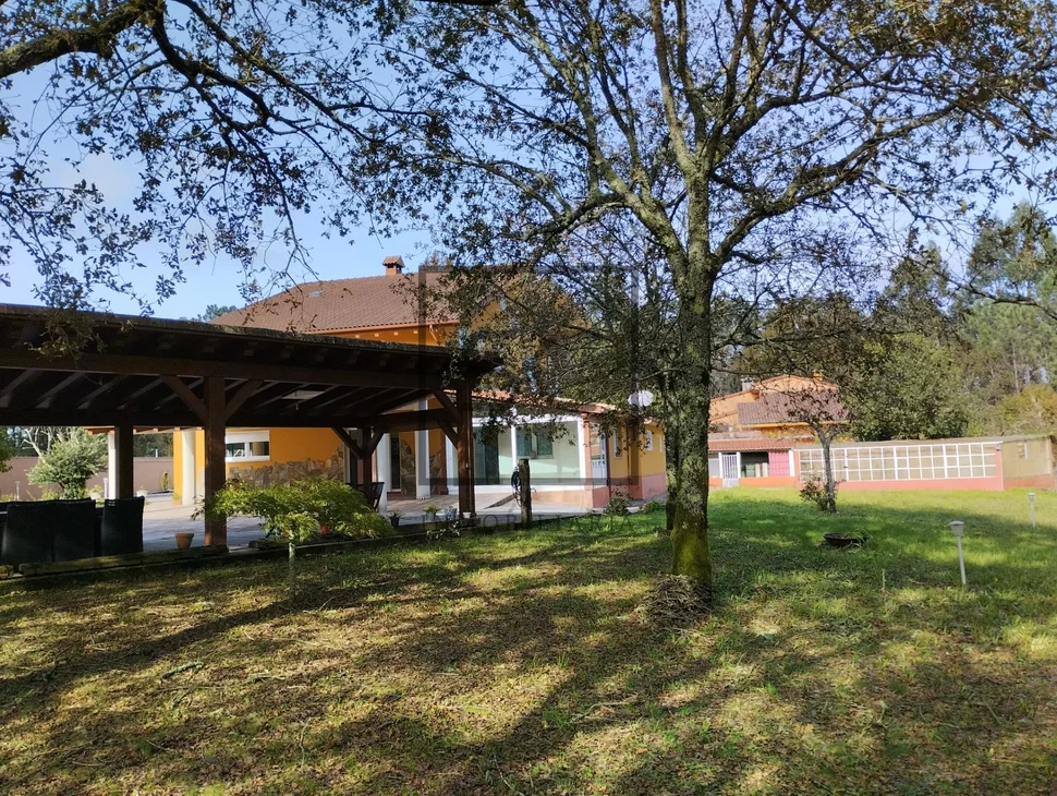 Casa con terreno y piscina