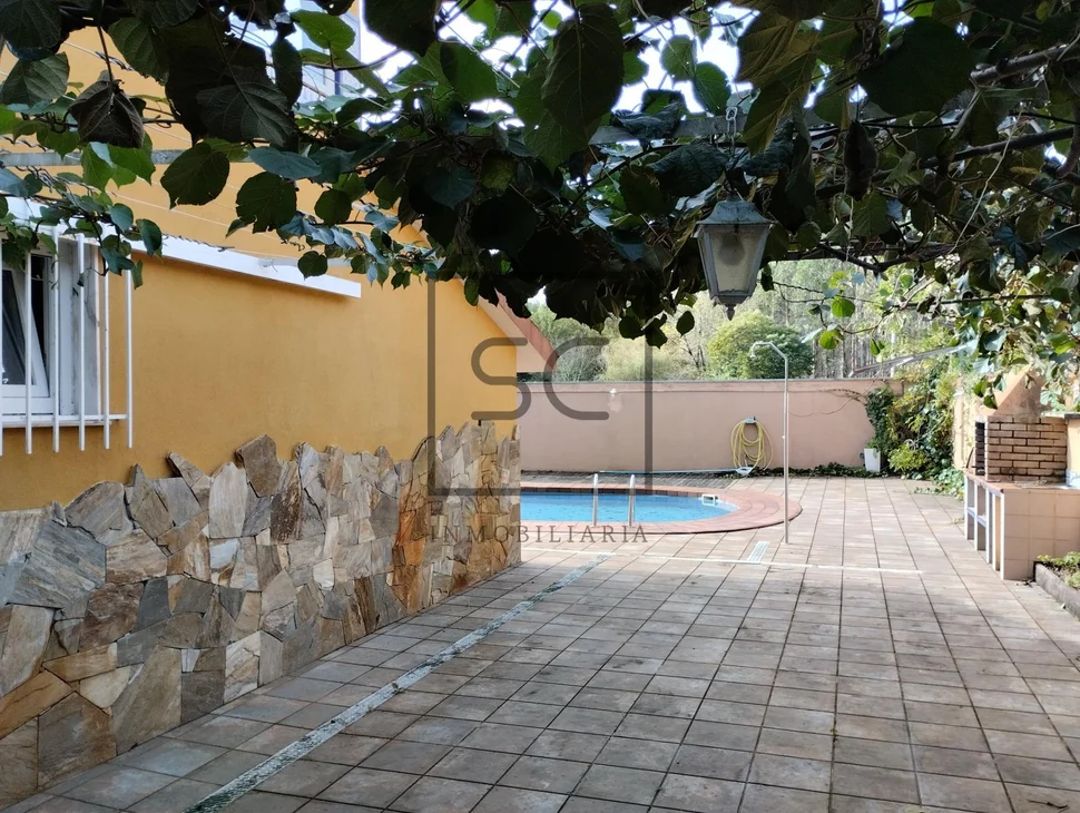 Casa con terreno y piscina