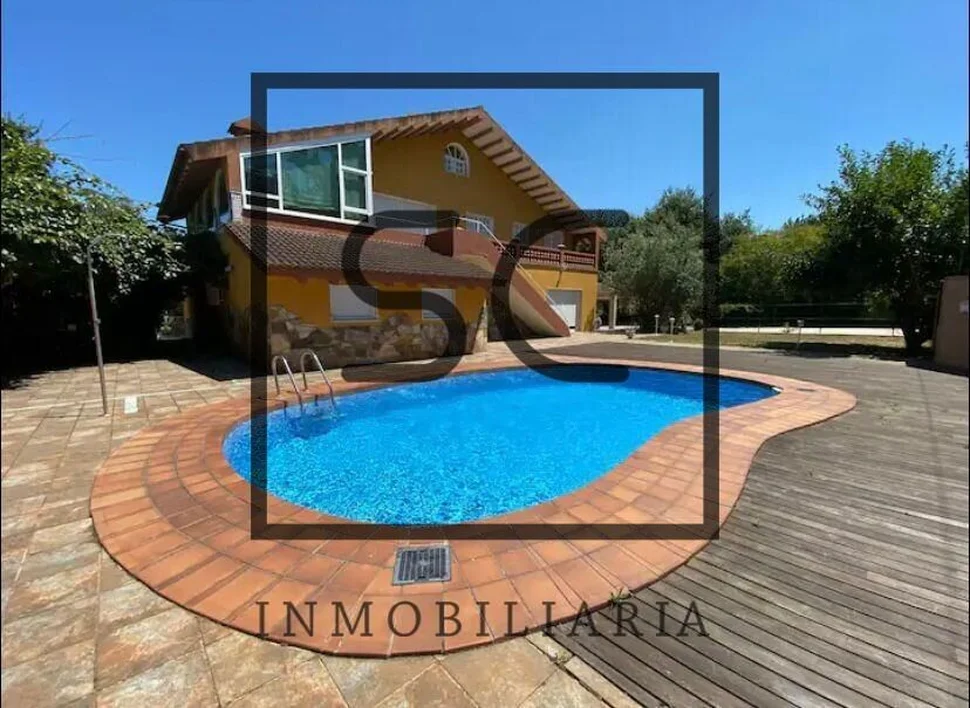 Casa con terreno y piscina