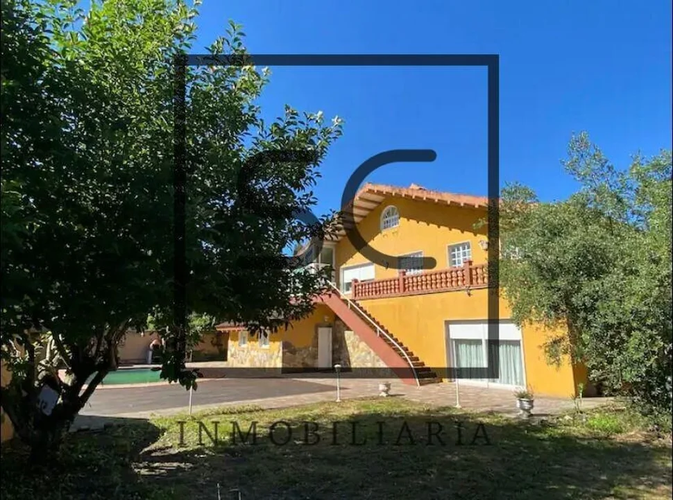 Casa con terreno y piscina