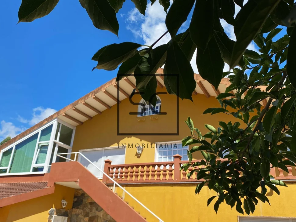 Casa con terreno y piscina