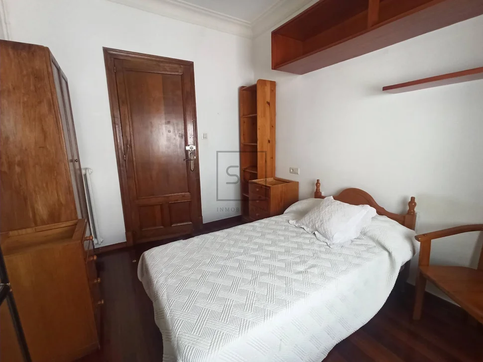 Amplio piso con trastero y parking en ferrol