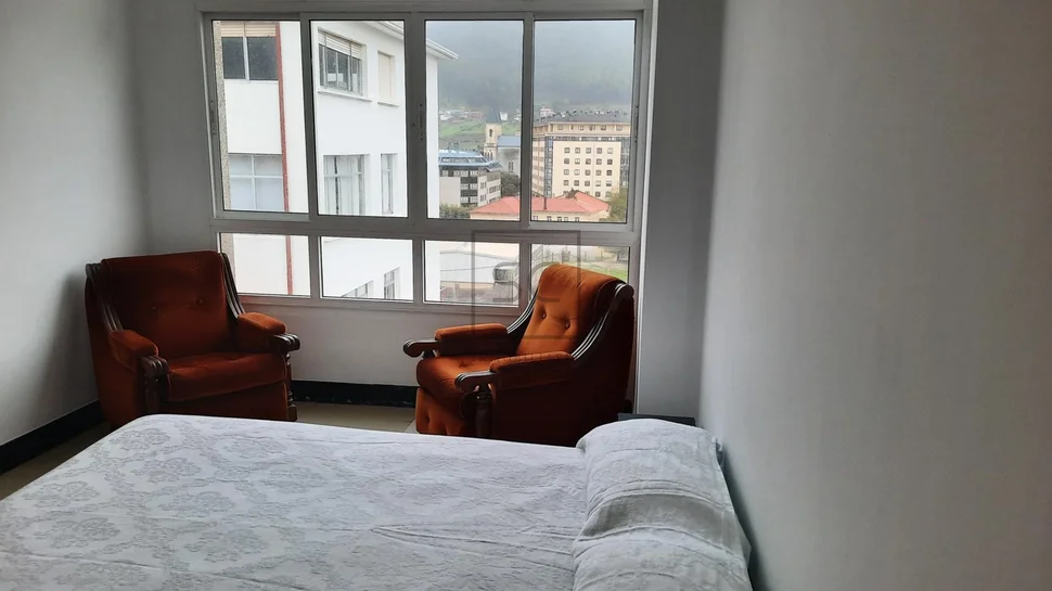 Piso cuarto semiamueblado en la zona de jubia