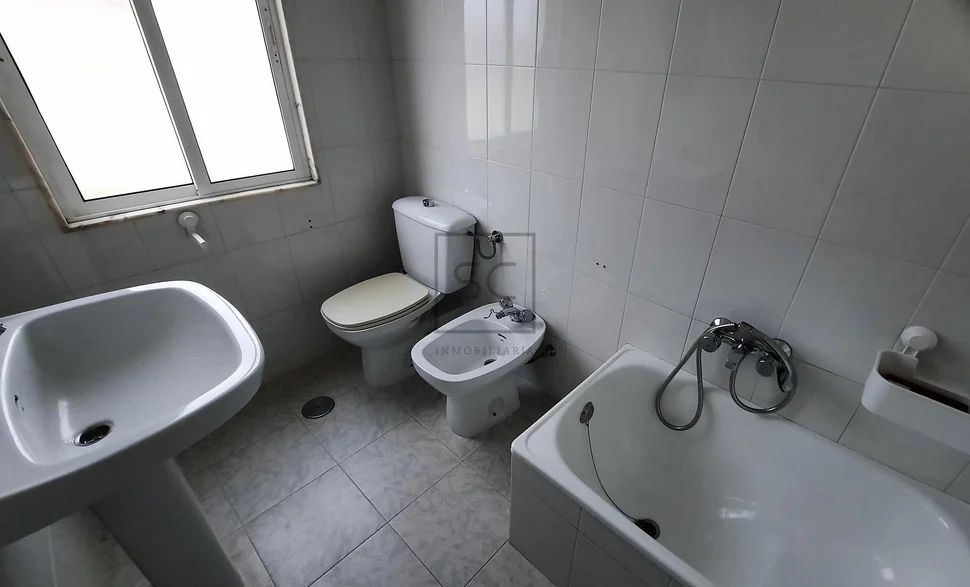 Piso cuarto semiamueblado en la zona de jubia