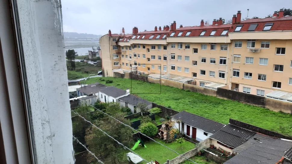 Piso cuarto semiamueblado en la zona de jubia