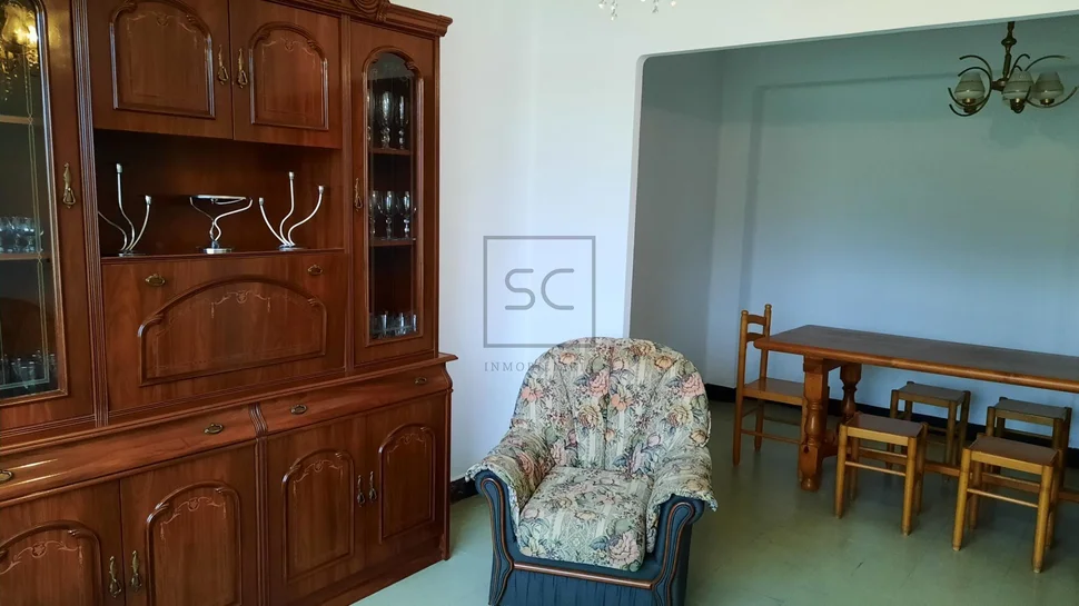 Piso cuarto semiamueblado en la zona de jubia