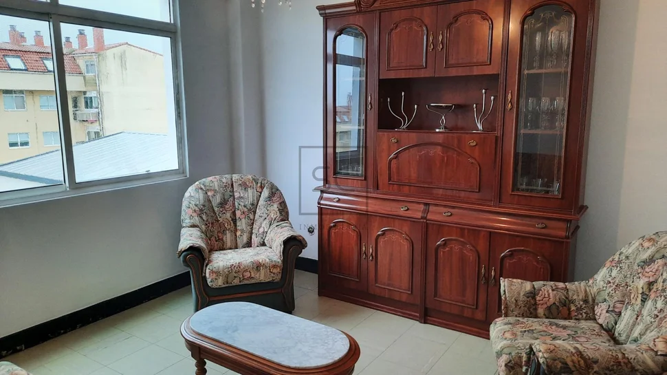 Piso cuarto semiamueblado en la zona de jubia