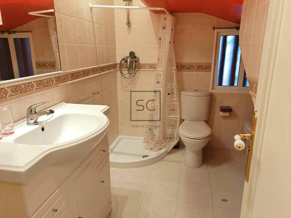 Adosado en Cedeira con patio y bodegas