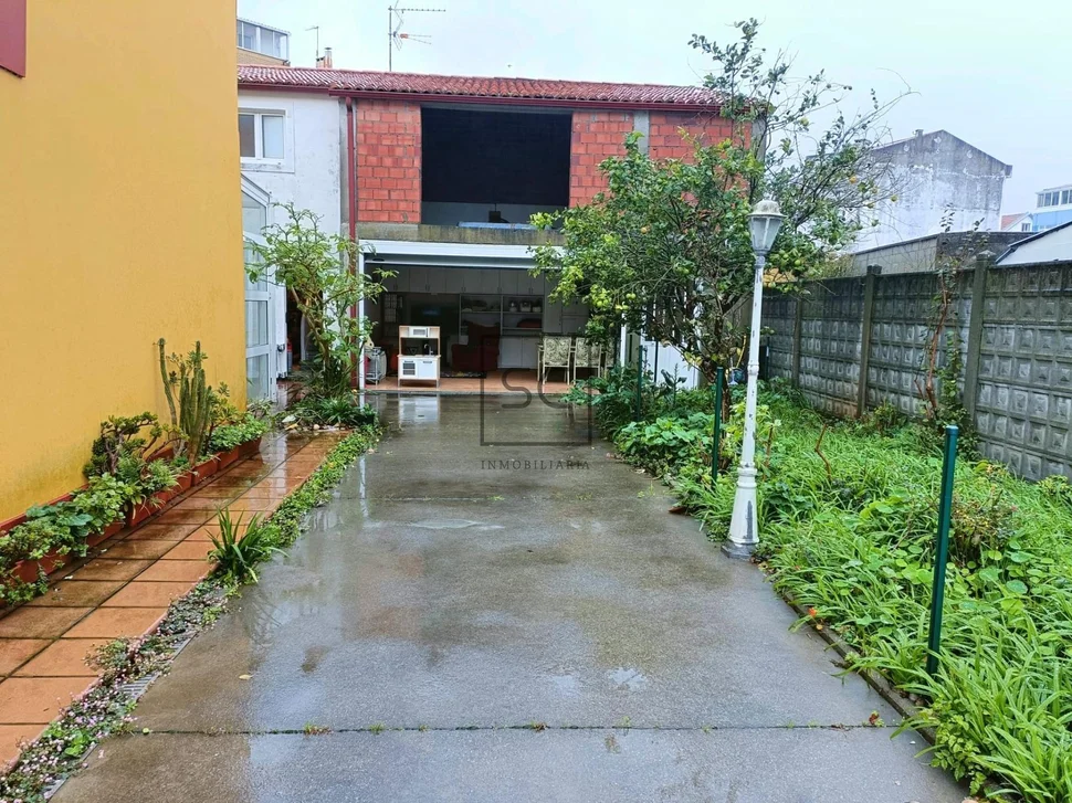 Adosado en Cedeira con patio y bodegas