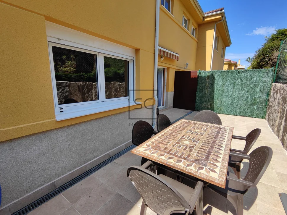 Estupendo adosado al lado de playa o raso en ares