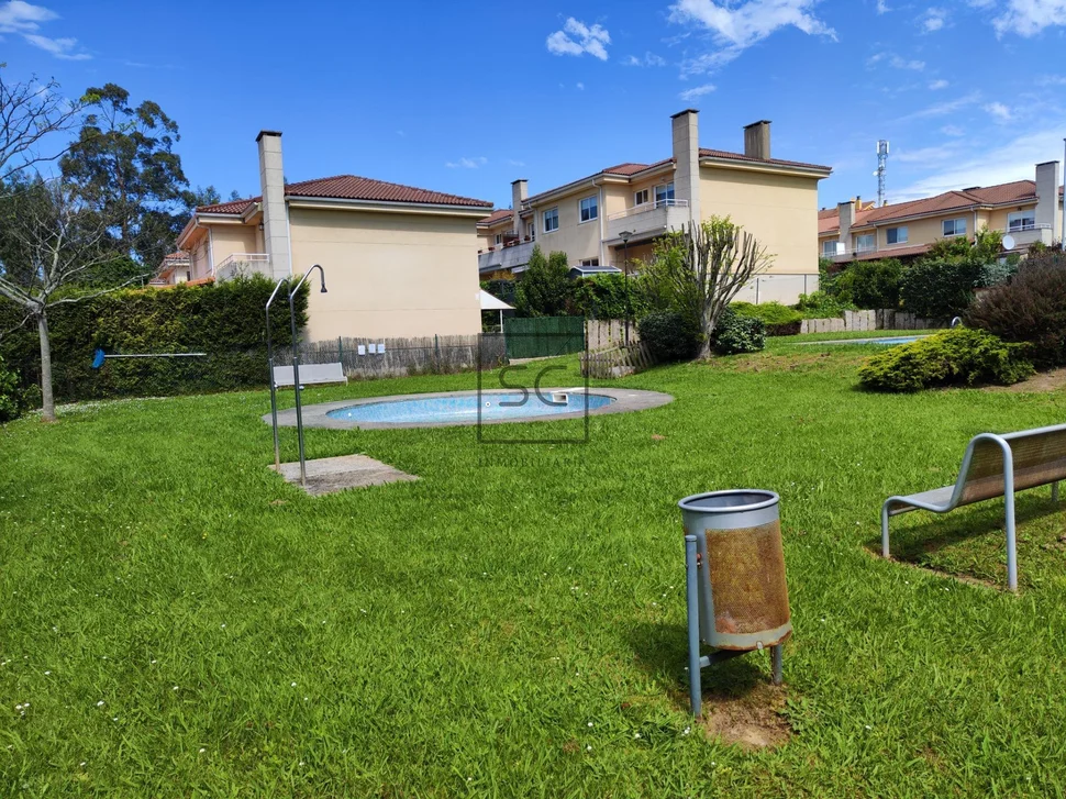 Estupendo adosado al lado de playa o raso en ares