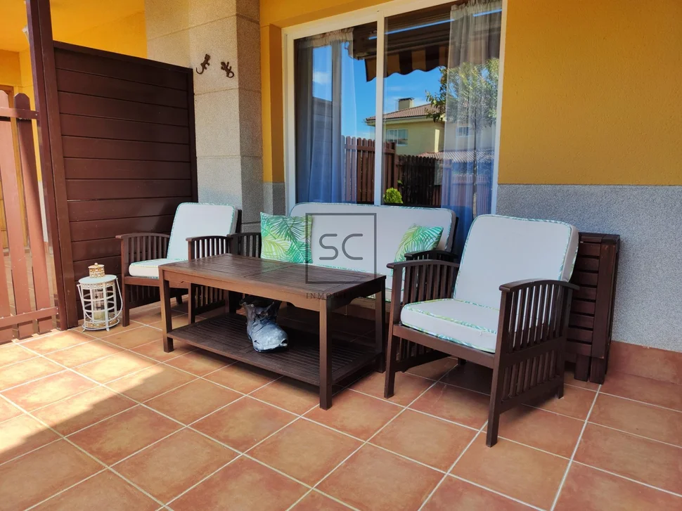 Estupendo adosado al lado de playa o raso en ares