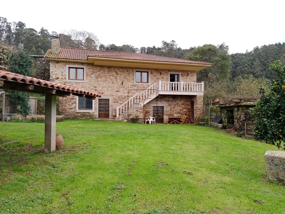 Vivienda con terraza y finca en vilarmaior