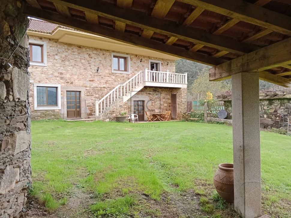 Vivienda con terraza y finca en vilarmaior