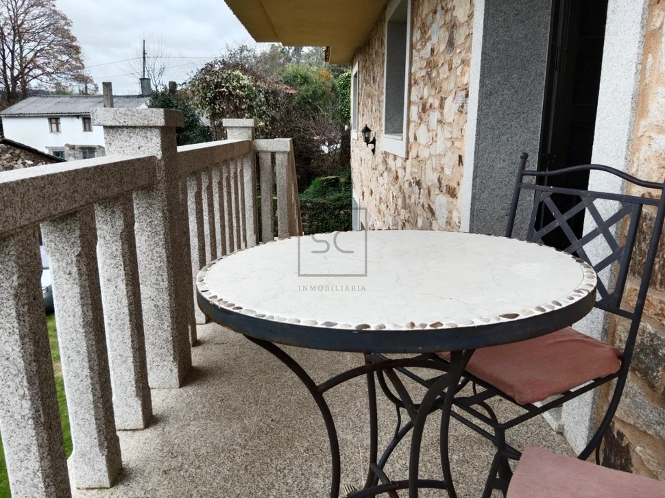 Vivienda con terraza y finca en vilarmaior
