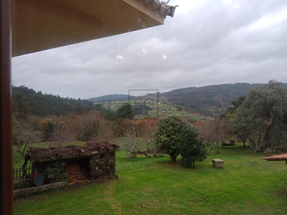 Vivienda con terraza y finca en vilarmaior