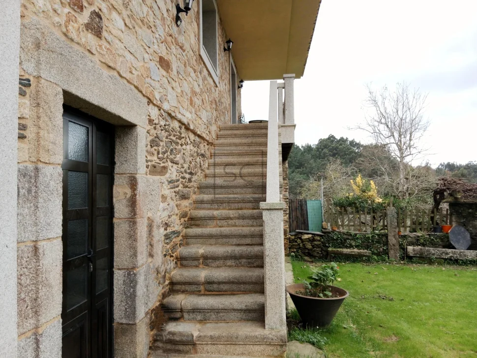 Vivienda con terraza y finca en vilarmaior