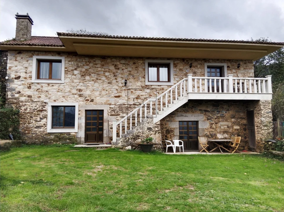 Vivienda con terraza y finca en vilarmaior