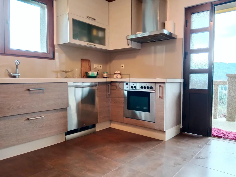 Vivienda con terraza y finca en vilarmaior