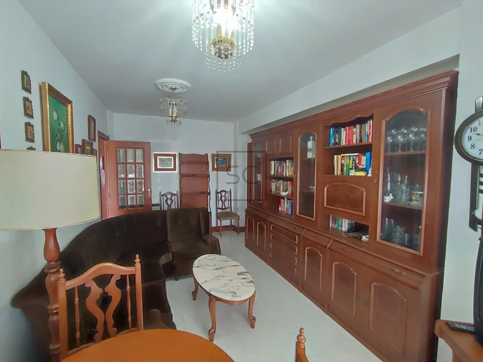 Amplio piso semireformado en fene