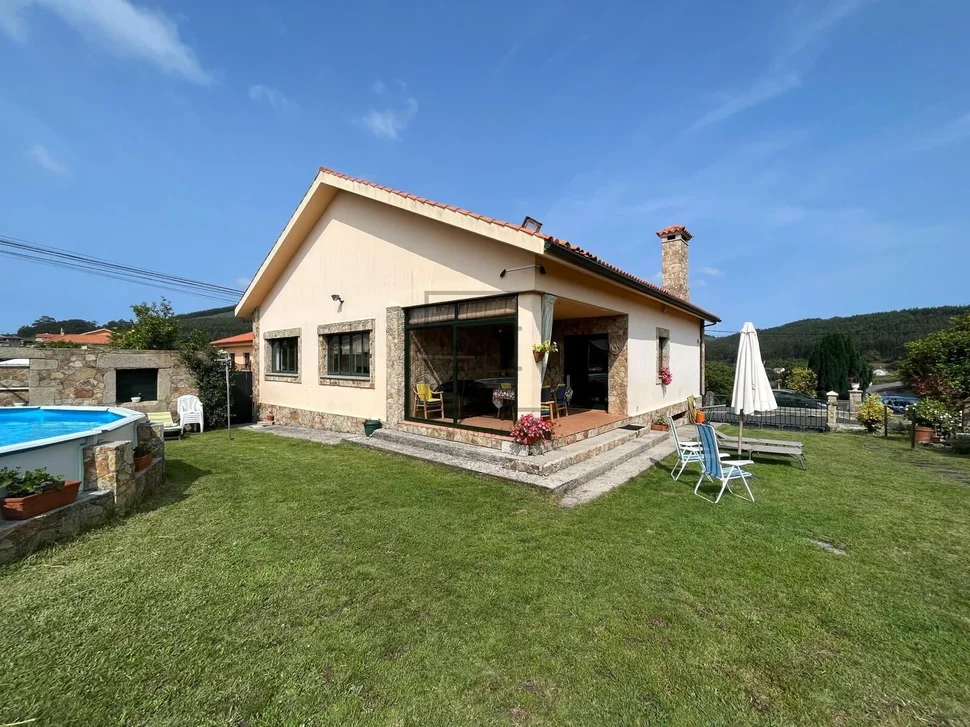 Chalet unifamiliar con piscina y finca en cobas – ferrol