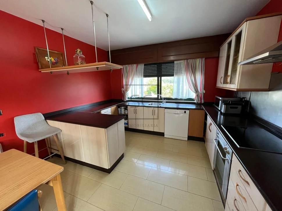 Chalet unifamiliar con piscina y finca en cobas – ferrol