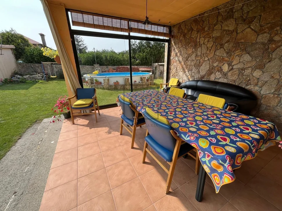 Chalet unifamiliar con piscina y finca en cobas – ferrol