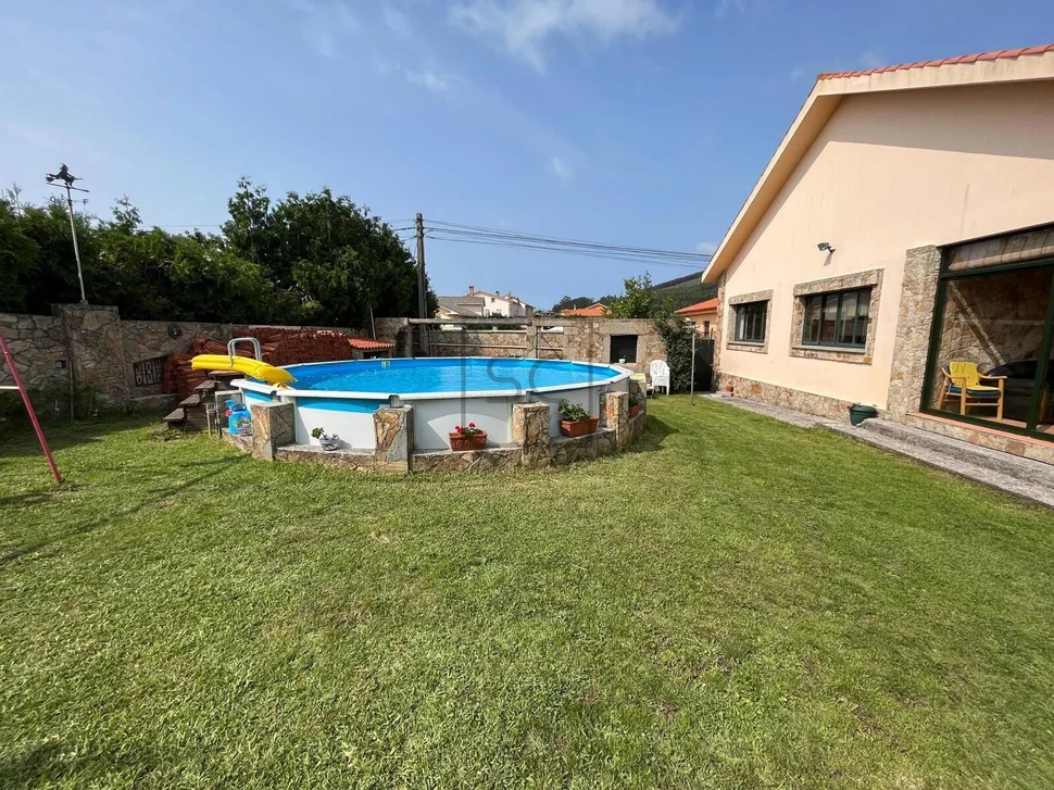 Chalet unifamiliar con piscina y finca en cobas – ferrol