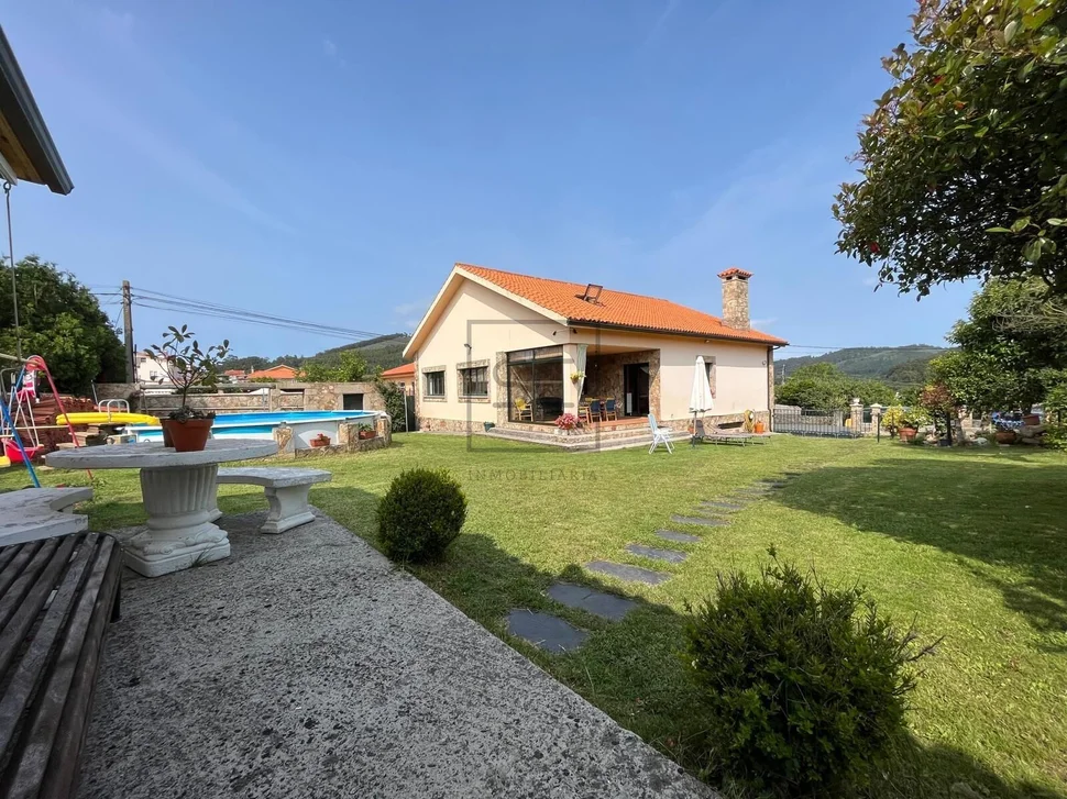 Chalet unifamiliar con piscina y finca en cobas – ferrol