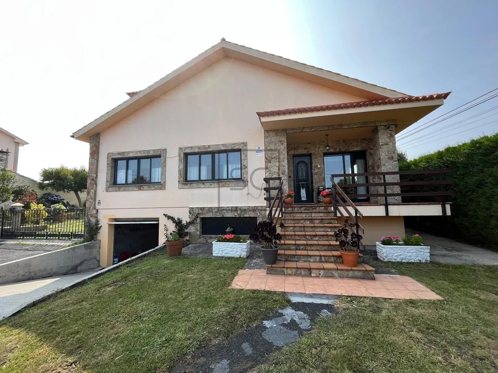Chalet unifamiliar con piscina y finca en cobas – ferrol