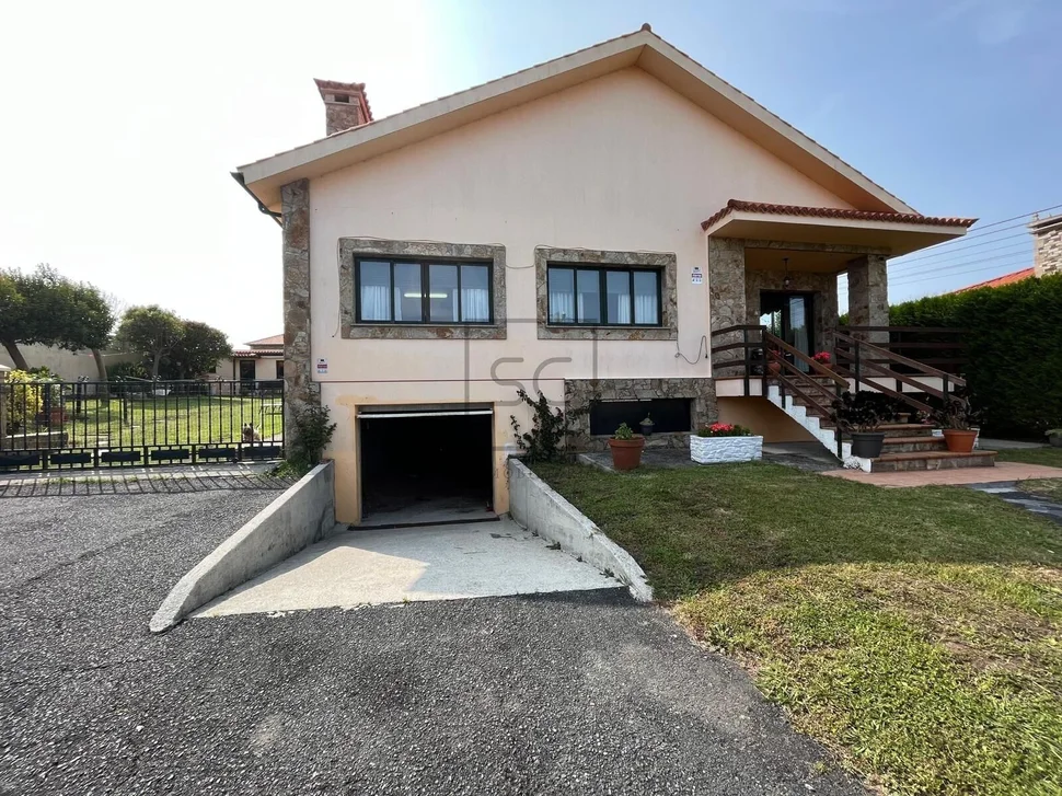 Chalet unifamiliar con piscina y finca en cobas – ferrol