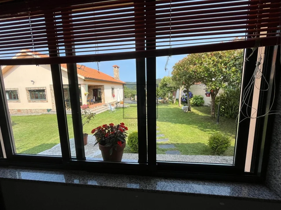 Chalet unifamiliar con piscina y finca en cobas – ferrol