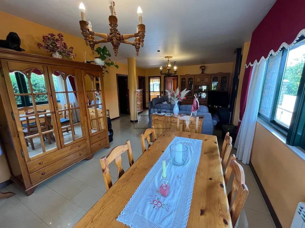 Chalet unifamiliar con piscina y finca en cobas – ferrol