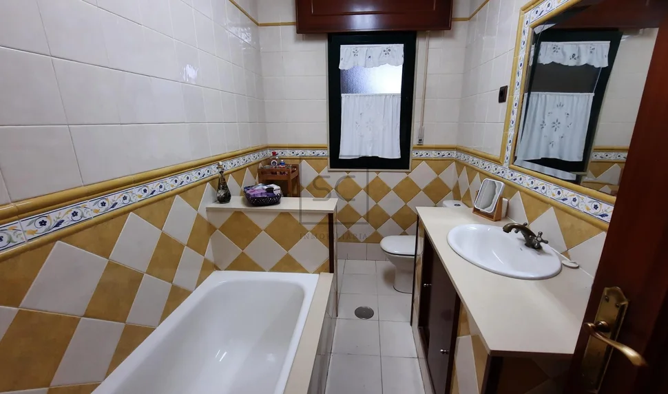 Chalet unifamiliar con piscina y finca en cobas – ferrol