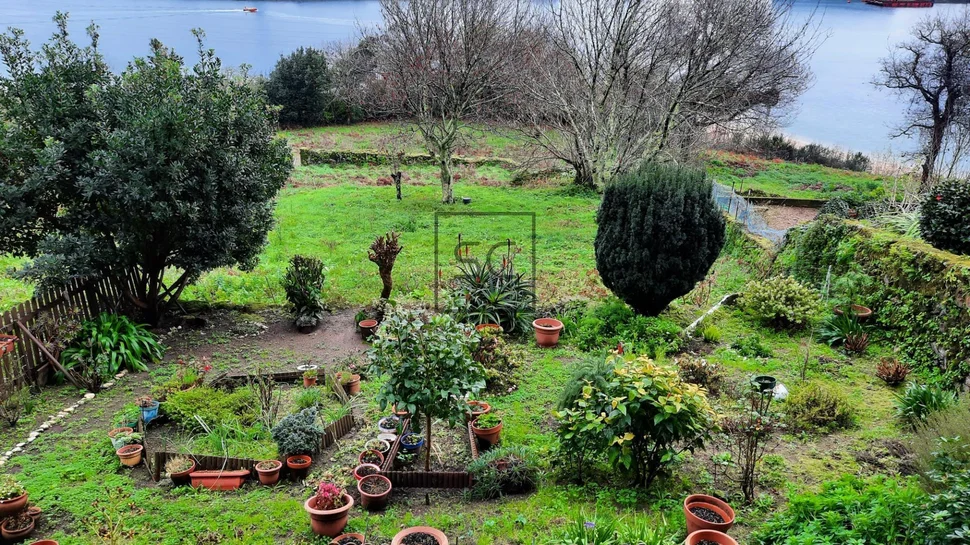 Local comercial con sotano y finca en a graña