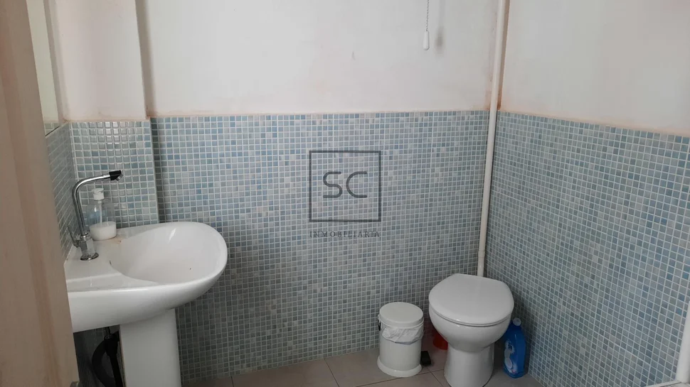 Local comercial con sotano y finca en a graña