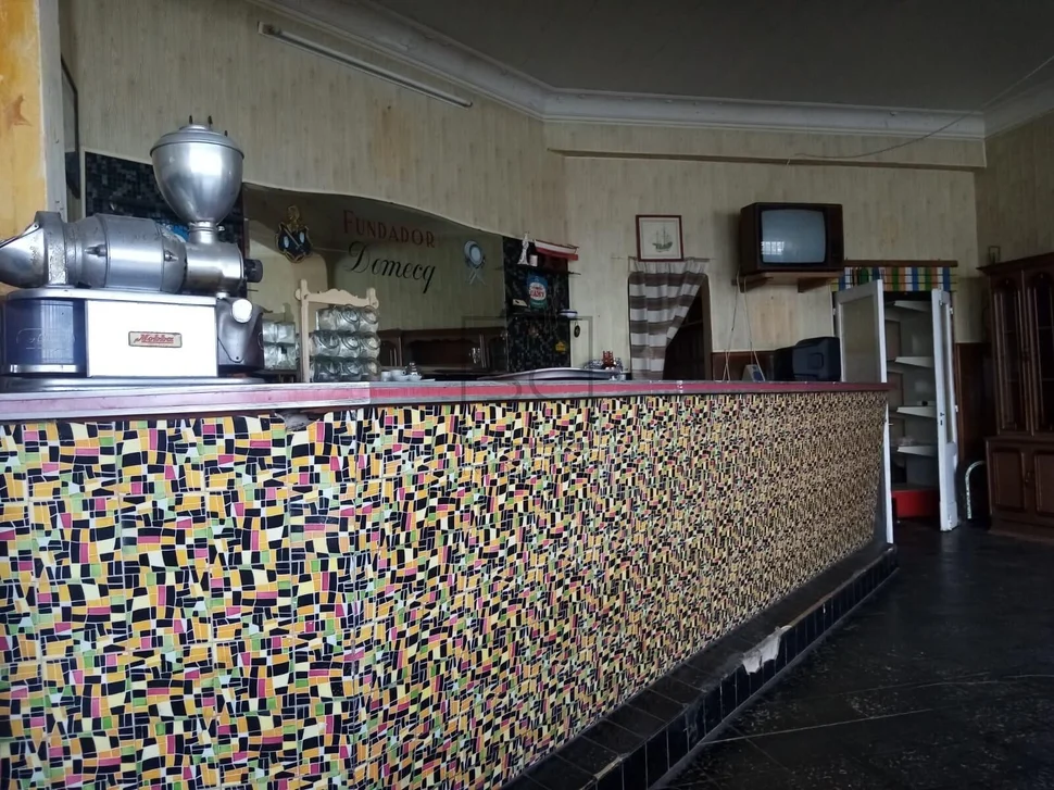 Local comercial con sotano y finca en a graña