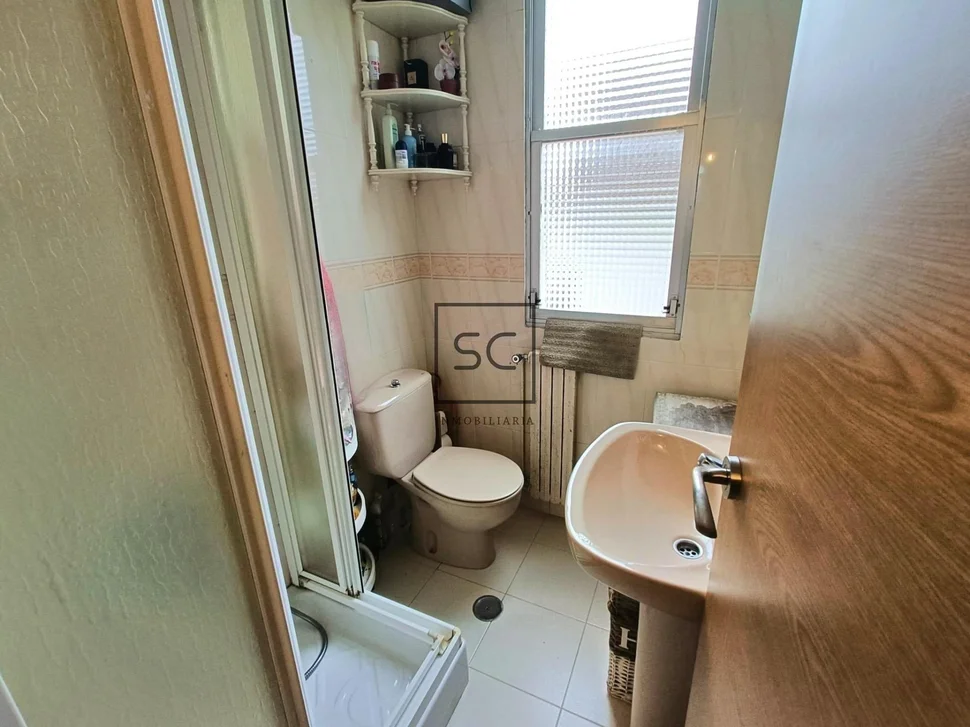 Adosado con tres plantas en catabois, ferrol