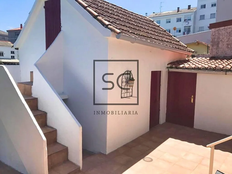 Adosado con tres plantas en catabois, ferrol