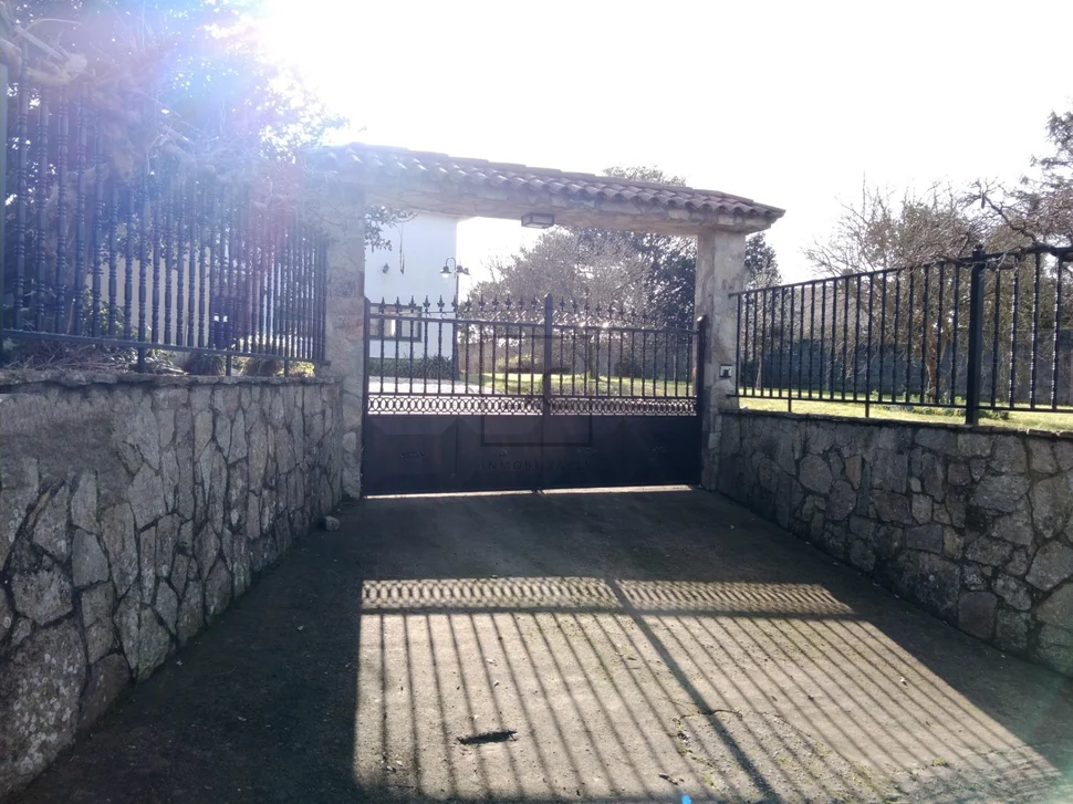 Chalet con finca y bodega en el raso-ares