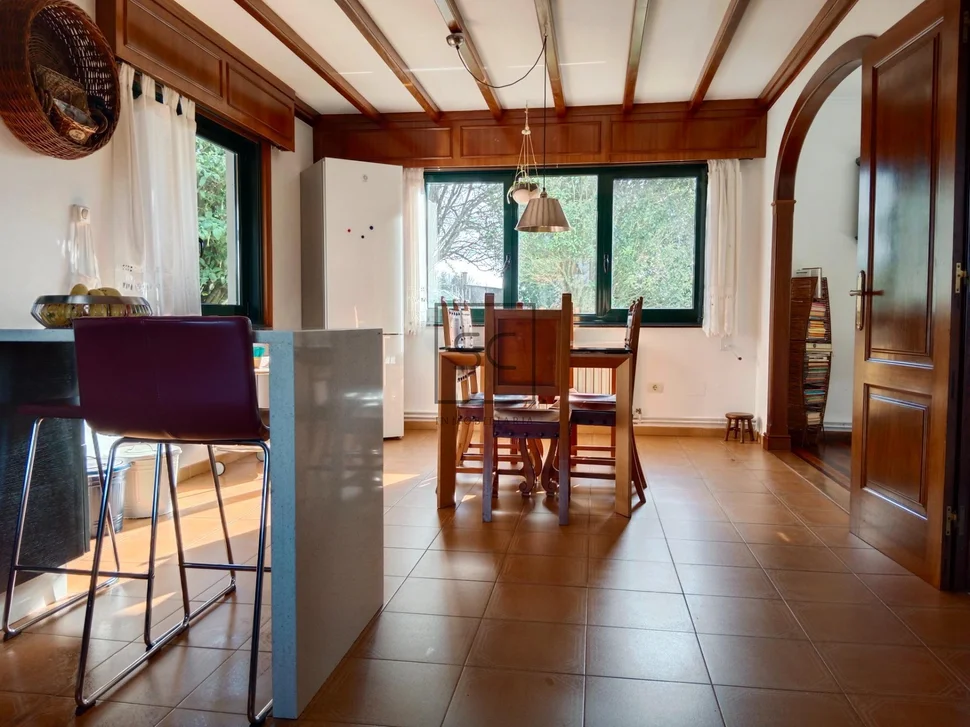 Chalet con finca y bodega en el raso-ares