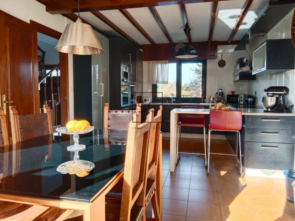 Chalet con finca y bodega en el raso-ares