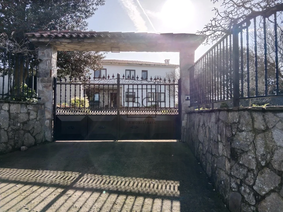 Chalet con finca y bodega en el raso-ares