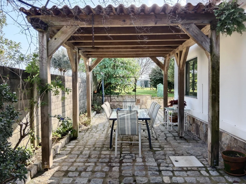 Chalet con finca y bodega en el raso-ares